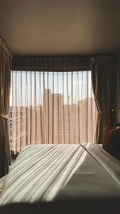 A luz entrou através da janela aberta.