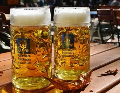 As pessoas geralmente tomam cerveja na Oktoberfest de Blumenau.