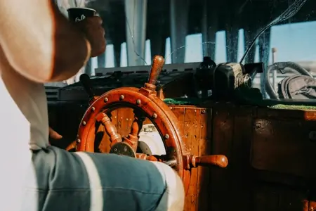 O capitão olhou para longe e viu uma ilha.