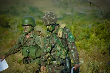 Ele serviu no exército três anos atrás.