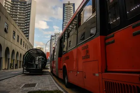 O ônibus é um exemplo de meio de transporte público eficiênte.