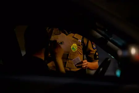 A lei é clara: você não pode passar a mais de 100km/h.