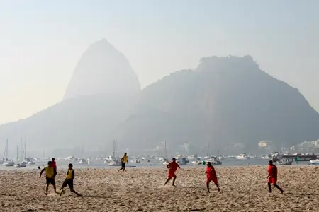 Depois do almoço jogaremos futebol com os meninos.