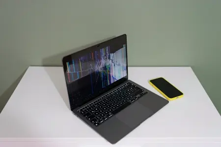 Ligarei para a assistência técnica amanhã cedo para consertar o computador.