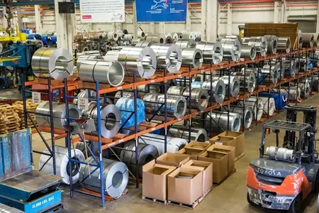 A fábrica produziu mil peças na linha de montagem.