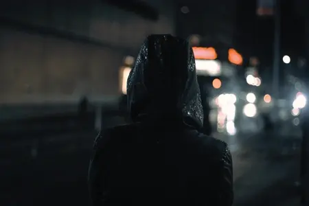 O ladrão saiu pela porta dos fundos.