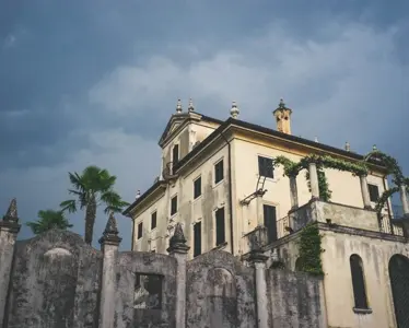 Essas casas no outro lado da rua foram construídas em 1860.