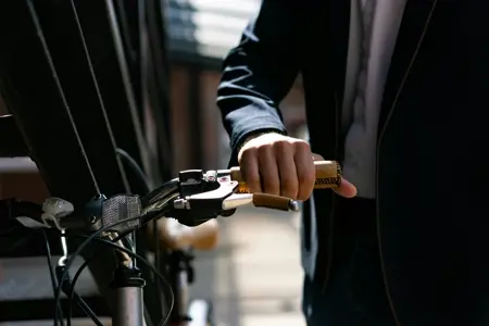 Hoje eu vim para o trabalho de bicicleta ao invés de ônibus.