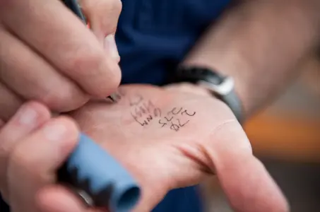 O ator escreveu na mão para se lembrar do que dizer.