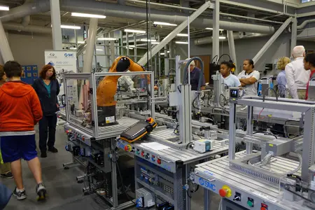 A máquina consegue produzir 100 unidades por hora.