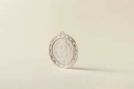 A atleta perdeu o primeiro lugar e terminou a corrida em segundo.