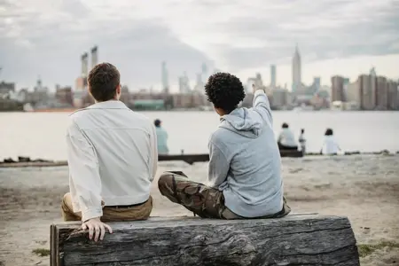 Eu moro longe, lá no outro lado da cidade.