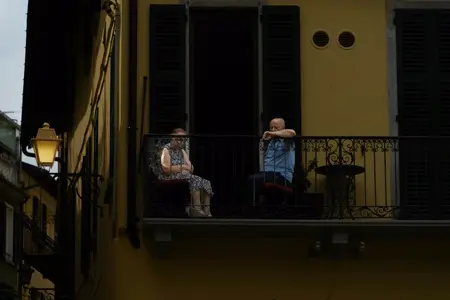 Aquele homem ali é meu vizinho, a gente não se fala muito.