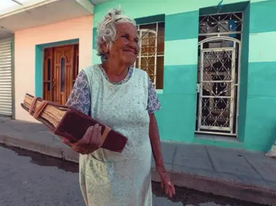 Esse livro é muito extenso, deve ter umas 1000 páginas.