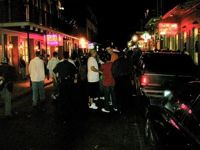A polícia acabou com a festa e todos voltaram para as suas casas.