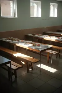 A escola servirá refeições gratuitas aos alunos amanhã.