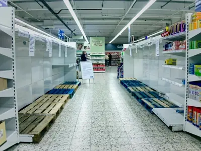 As pessoas sofrem com a falta de alimentos nos mercados.