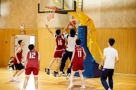Eu joguei no time de basquete da escola por dois anos.