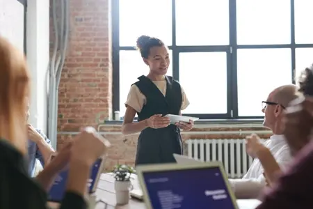 A universidade oferece cursos gratuitos para a comunidade.