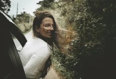 Eu abri a janela do carro e senti o vento no rosto.