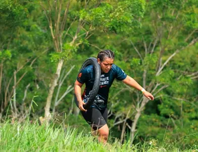 A atleta continua a correr apesar da dor.